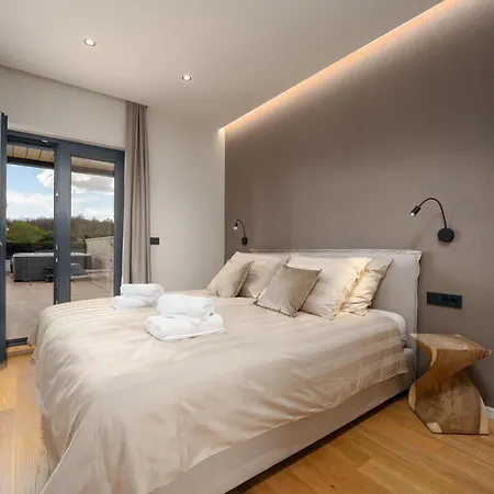 Luxurioese Mit Pool Und Whirlpool In Holiday home *