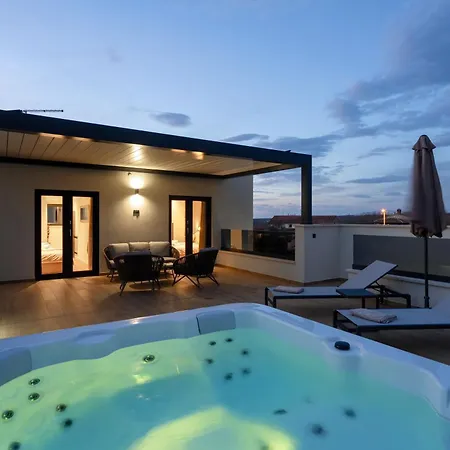 Luxurioese Mit Pool Und Whirlpool In Holiday home Porec