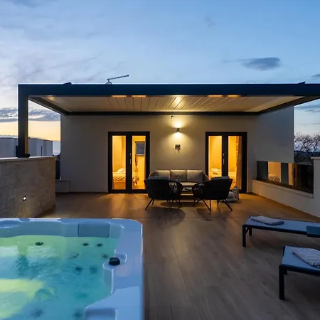 Luxurioese Mit Pool Und Whirlpool In * Porec