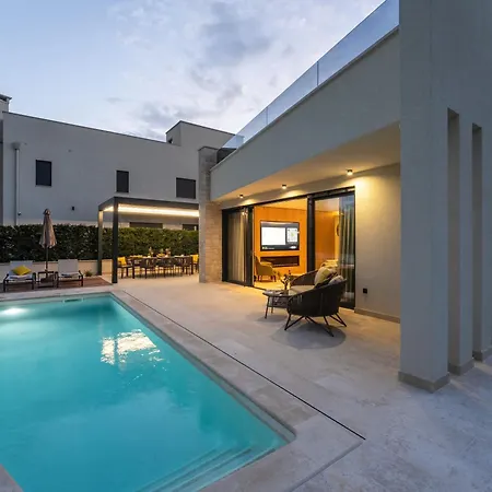 Luxurioese Mit Pool Und Whirlpool In Holiday home *