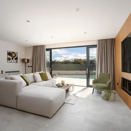Luxurioese Mit Pool Und Whirlpool In Holiday home Porec