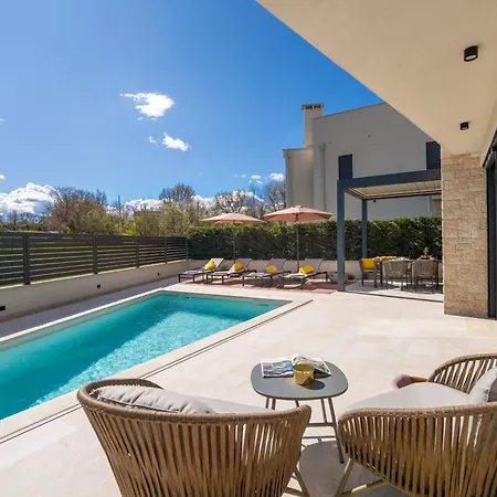 Luxurioese Mit Pool Und Whirlpool In *
