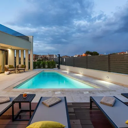 Luxurioese Mit Pool Und Whirlpool In * Porec