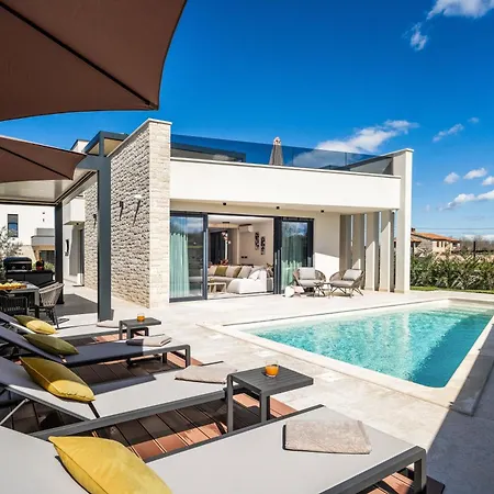 Luxurioese Mit Pool Und Whirlpool In Holiday home