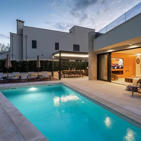 Luxurioese Mit Pool Und Whirlpool In Holiday home Porec