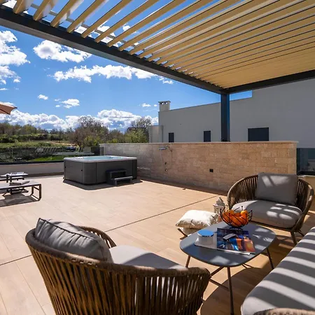 Luxurioese Mit Pool Und Whirlpool In Holiday home