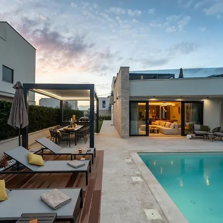 Holiday home Luxurioese Mit Pool Und Whirlpool In *
