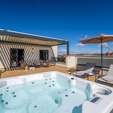 Luxurioese Mit Pool Und Whirlpool In Porec
