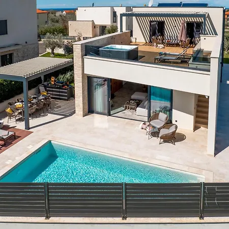 Luxurioese Mit Pool Und Whirlpool In
